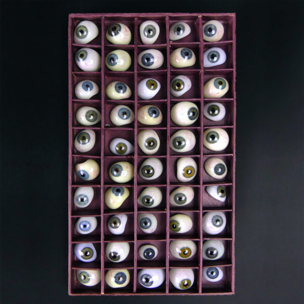 Coffret de 50 prothèses oculaires rares iris bleu et vert (dessus)