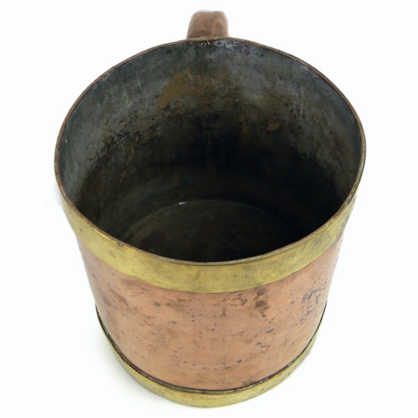 Grosse chope ancienne en cuivre et laiton fabriquée à la main Cognac (dessus 3/4)