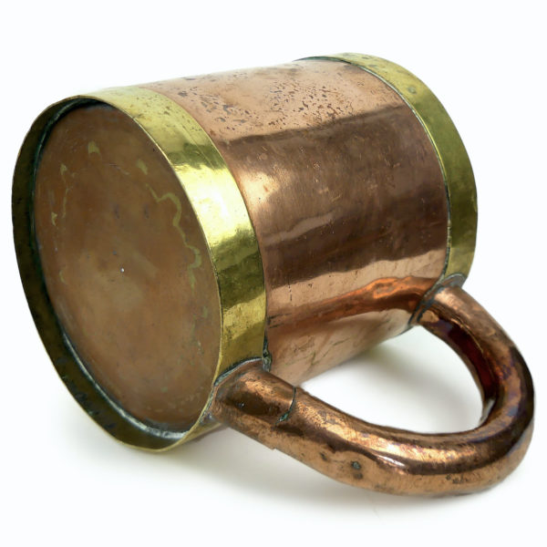 Grosse chope ancienne en cuivre et laiton fabriquée à la main Cognac (dessous 3/4)