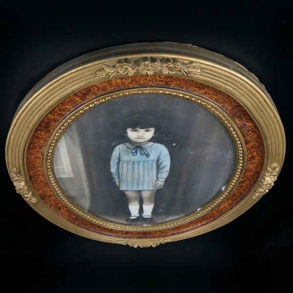 Photographie ancienne colorisée et signée dans son cadre ovale en bois doré (dessus 3/4)