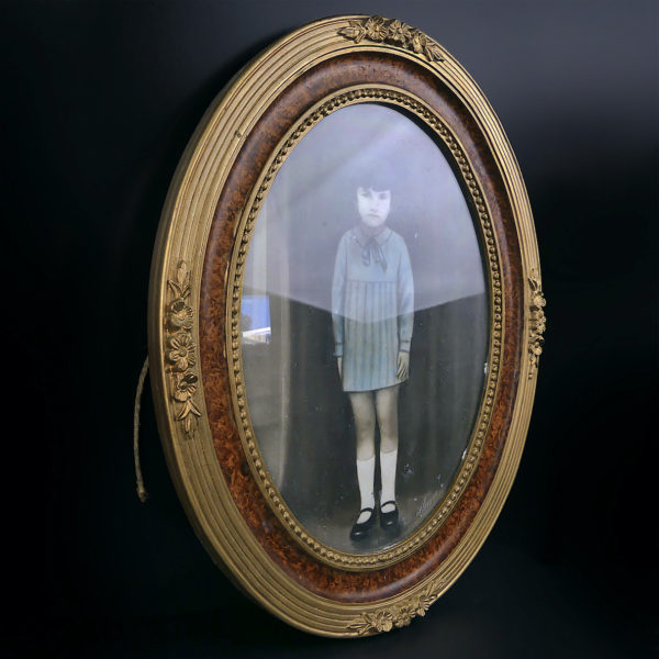 Photographie ancienne colorisée et signée dans son cadre ovale en bois doré (3/4)
