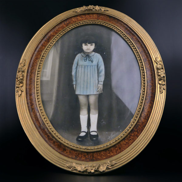 Photographie ancienne colorisée et signée dans son cadre ovale en bois doré (face)