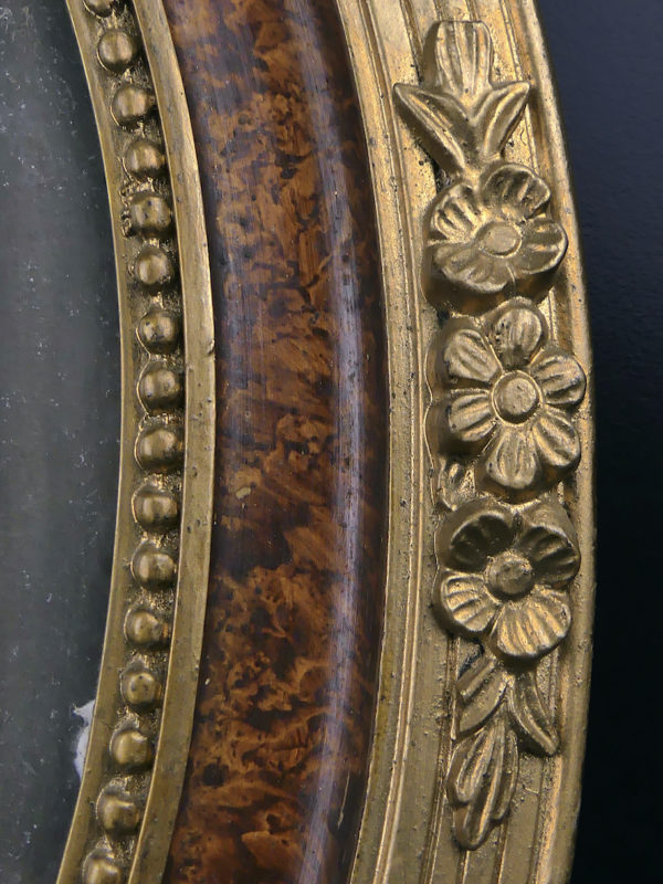 Photographie ancienne colorisée et signée dans son cadre ovale en bois doré (détail)