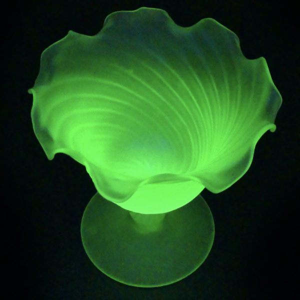 Petite coupe Corolle en ouraline Verre dépoli fluorescent Début XXe France (ultraviolet)