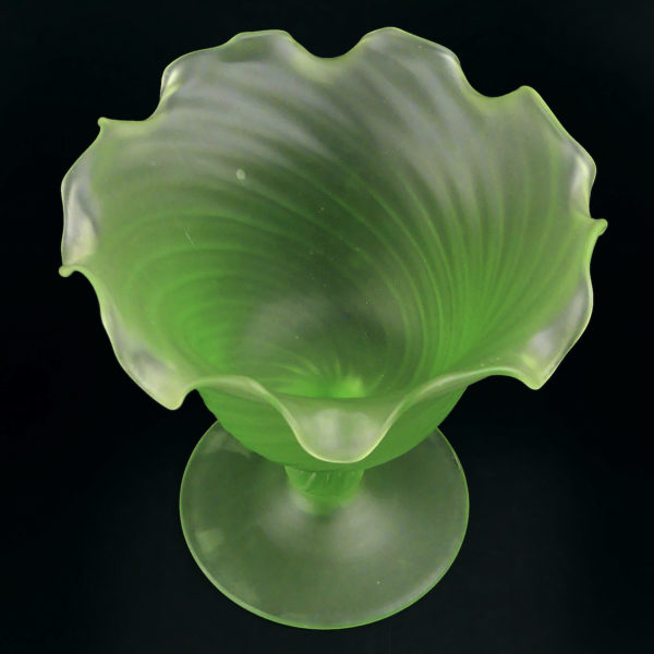 Petite coupe Corolle en ouraline Verre dépoli fluorescent Début XXe France (dessus 3/4)