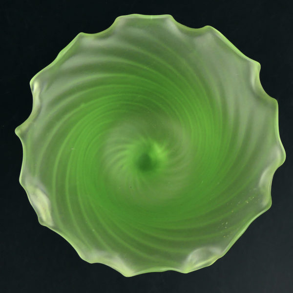 Petite coupe Corolle en ouraline Verre dépoli fluorescent Début XXe France (dessus)