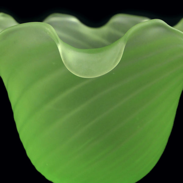 Petite coupe Corolle en ouraline Verre dépoli fluorescent Début XXe France (détail)