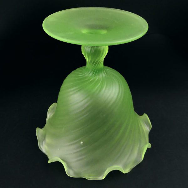 Petite coupe Corolle en ouraline Verre dépoli fluorescent Début XXe France (dessous 3/4)