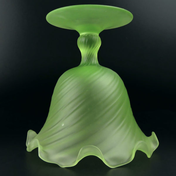 Petite coupe Corolle en ouraline Verre dépoli fluorescent Début XXe France (dessous 3/4)