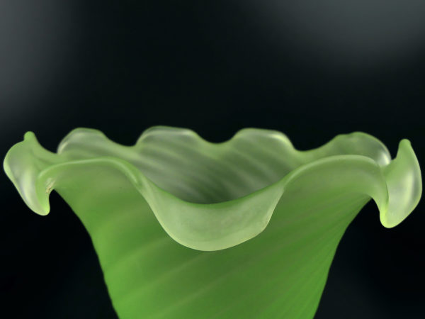 Petite coupe Corolle en ouraline Verre dépoli fluorescent Début XXe France (détail)