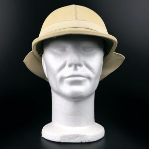 Casque de course britannique en toile et protège nuque Mi-XXe (face)