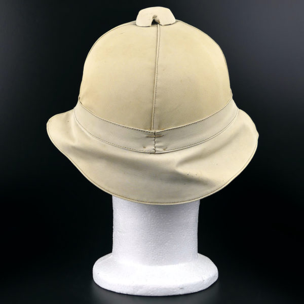 Casque de course britannique en toile et protège nuque Mi-XXe (dos)