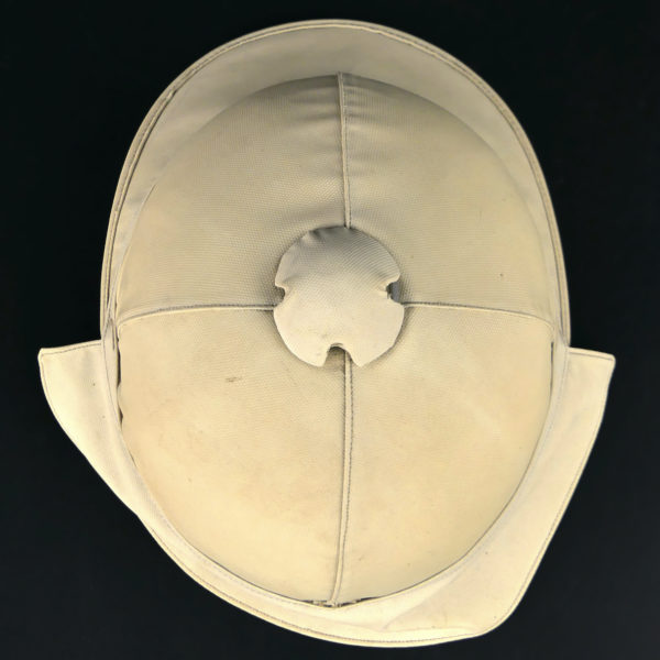 Casque de course britannique en toile et protège nuque Mi-XXe (dessus)