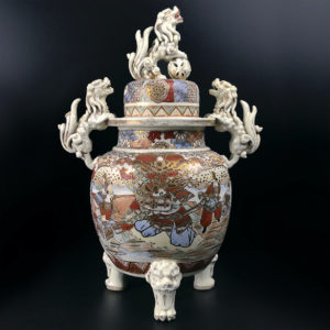 Grand satsuma koro japonais aux lions gardiens en porcelaine Ére Meiji Japon (face)