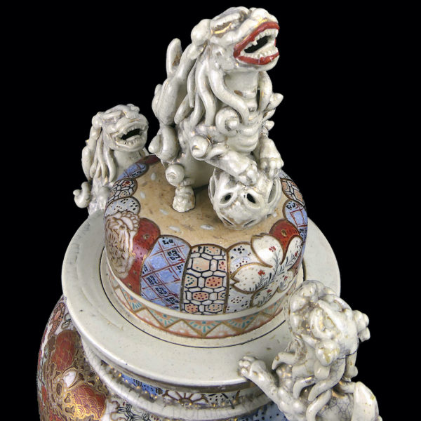Grand satsuma koro japonais aux lions gardiens en porcelaine Ére Meiji Japon (détail)