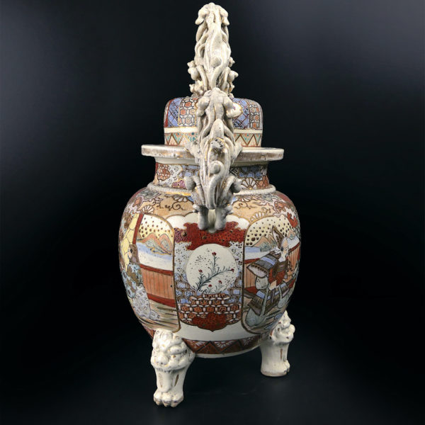 Grand satsuma koro japonais aux lions gardiens en porcelaine Ére Meiji Japon (profil)