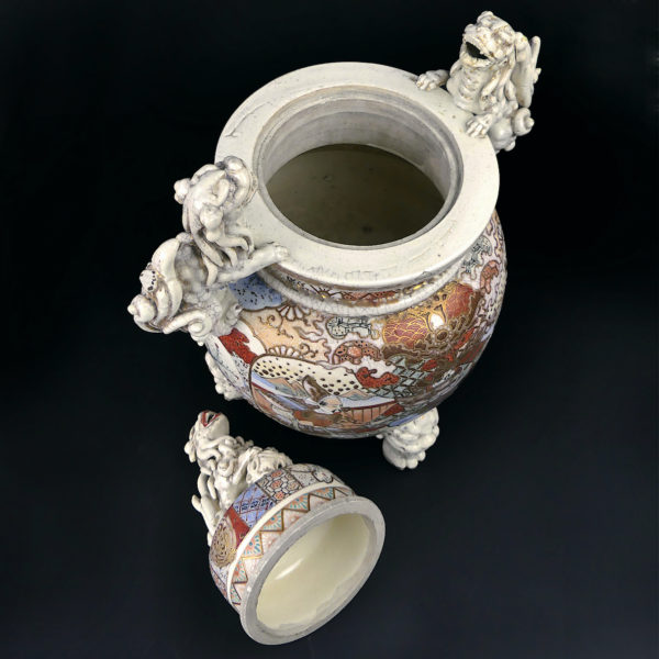 Grand satsuma koro japonais aux lions gardiens en porcelaine Ére Meiji Japon (dessus 3/4 ouvert)
