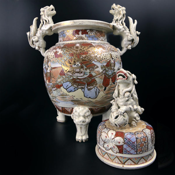 Grand satsuma koro japonais aux lions gardiens en porcelaine Ére Meiji Japon (face ouvert)