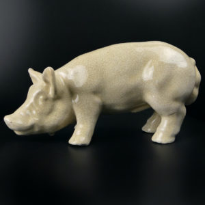 Cochon en céramique craquelée émaillée beige mascotte de boucherie années 50 (profil)