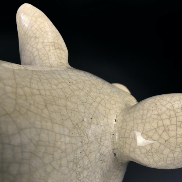 Cochon en céramique craquelée émaillée beige mascotte de boucherie années 50 (détail)