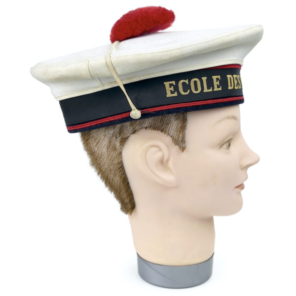 Bachi blanc vintage bonnet de marin sur tête à coiffer Marine nationale française (profil)