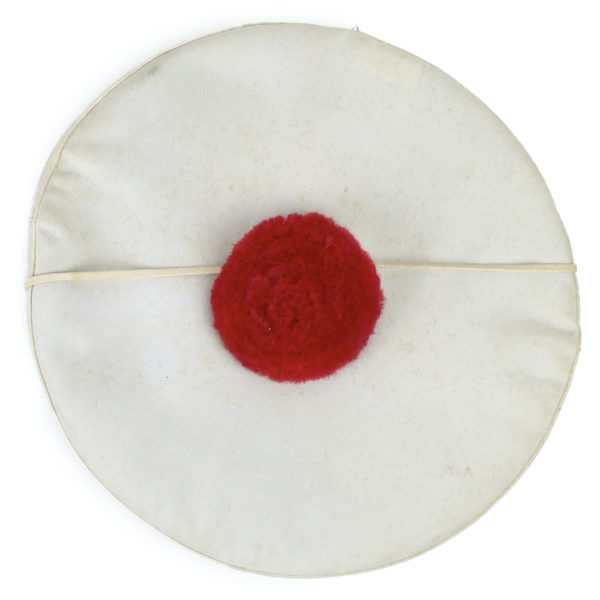 Bachi blanc vintage bonnet de marin sur tête à coiffer Marine nationale française (dessus)