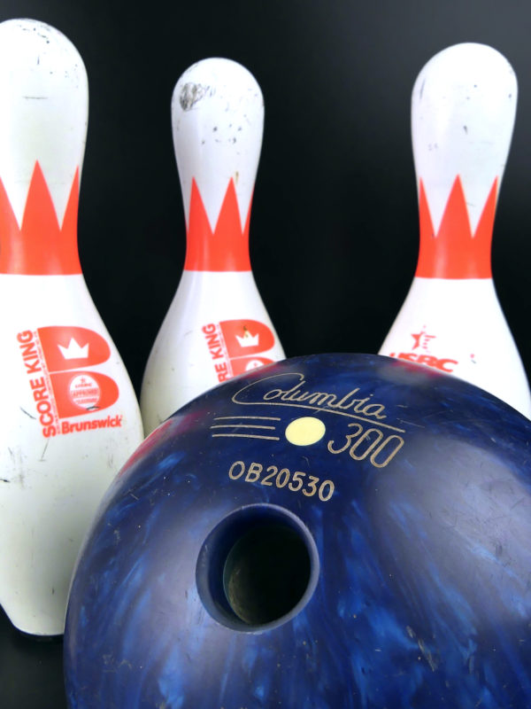 Boule et 3 quilles de bowling USBC vintage Accessoires de sport rétro 70’s USA (détail)