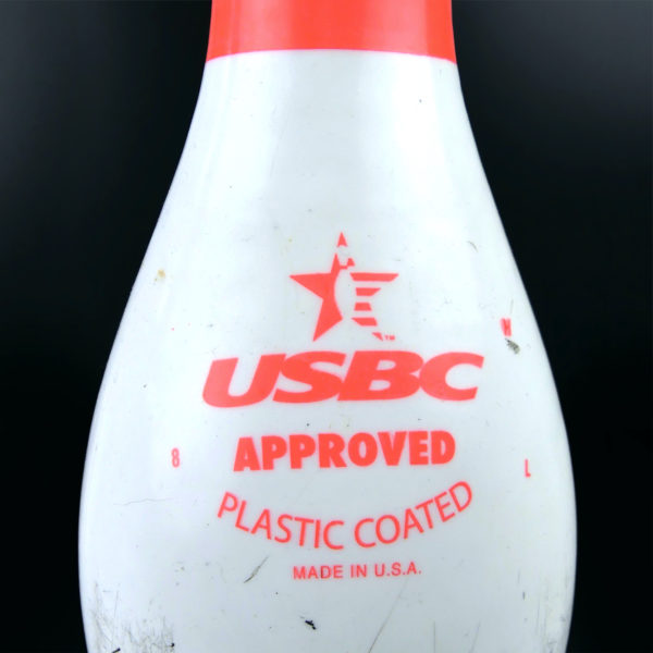 Boule et 3 quilles de bowling USBC vintage Accessoires de sport rétro 70’s USA (détail)