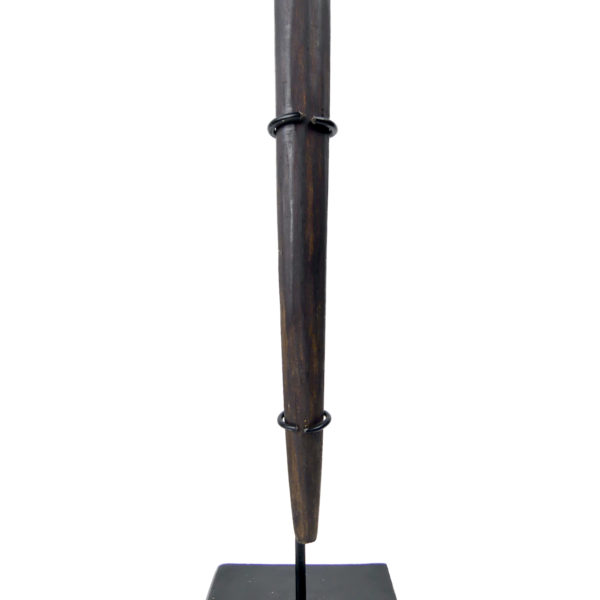 Grand Tun Tun dayak en bois sombre sur socle métallique noir Kalimantan Bornéo (détail)