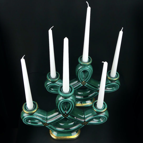 Paire de bougeoirs tressés à 3 feux en faïence verte et or Années 50 (dessus 3/4)