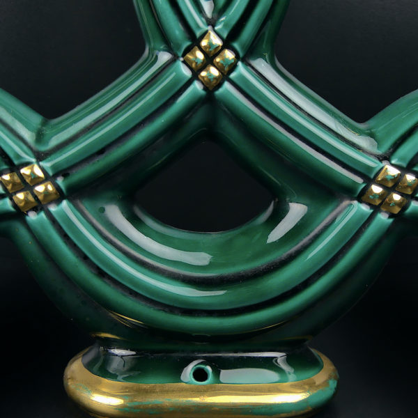 Paire de bougeoirs tressés à 3 feux en faïence verte et or Années 50 (détail)