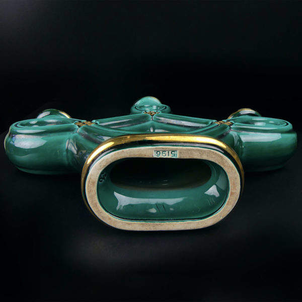 Paire de bougeoirs tressés à 3 feux en faïence verte et or Années 50 (dessous)