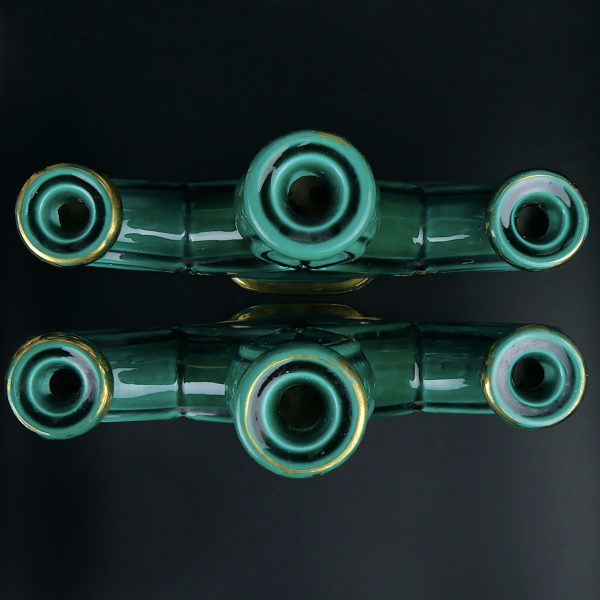 Paire de bougeoirs tressés à 3 feux en faïence verte et or Années 50 (dessus)