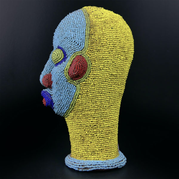 Tête perlée Bamiléké en terre cuite et perles Art du Cameroun – Image 3