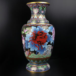 Grand pot cloisonné japonais shōwa fleurs oiseaux sur fond noir en cuivre émaillé (face)