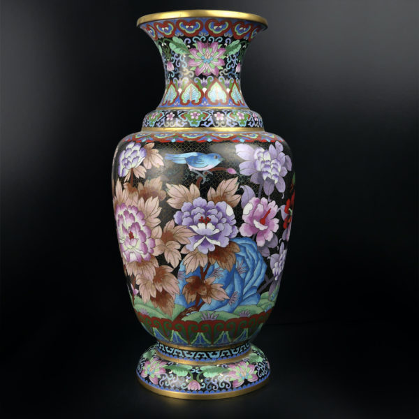 Grand pot cloisonné japonais shōwa fleurs oiseaux sur fond noir en cuivre émaillé (face)