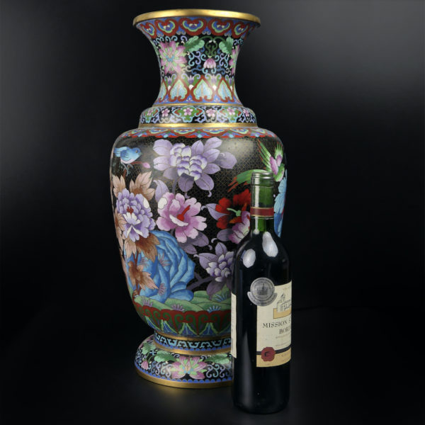 Grand pot cloisonné japonais shōwa fleurs oiseaux sur fond noir en cuivre émaillé (proportion)