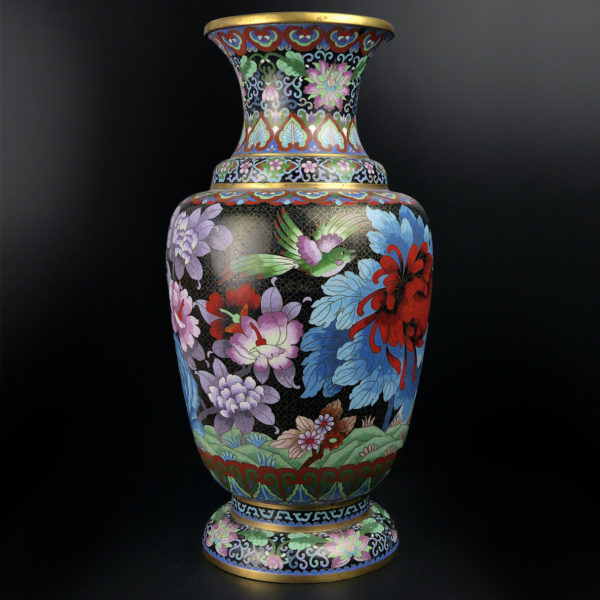 Grand pot cloisonné japonais shōwa fleurs oiseaux sur fond noir en cuivre émaillé (face)