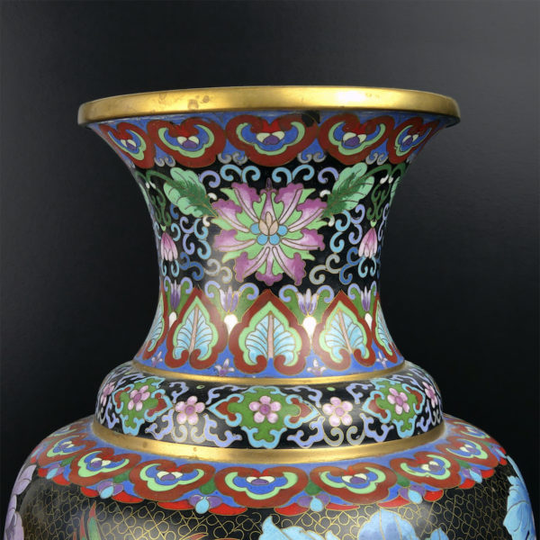 Grand pot cloisonné japonais shōwa fleurs oiseaux sur fond noir en cuivre émaillé (détail)