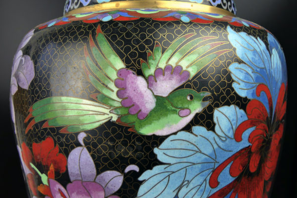 Grand pot cloisonné japonais shōwa fleurs oiseaux sur fond noir en cuivre émaillé (détail)