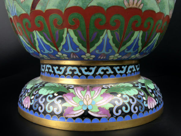 Grand pot cloisonné japonais shōwa fleurs oiseaux sur fond noir en cuivre émaillé (détail)