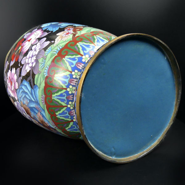 Grand pot cloisonné japonais shōwa fleurs oiseaux sur fond noir en cuivre émaillé (dessous 3/4)