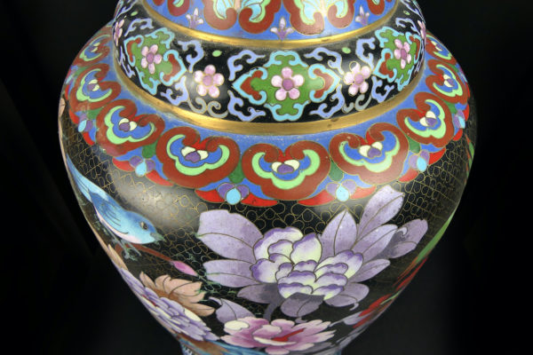 Grand pot cloisonné japonais shōwa fleurs oiseaux sur fond noir en cuivre émaillé (détail)