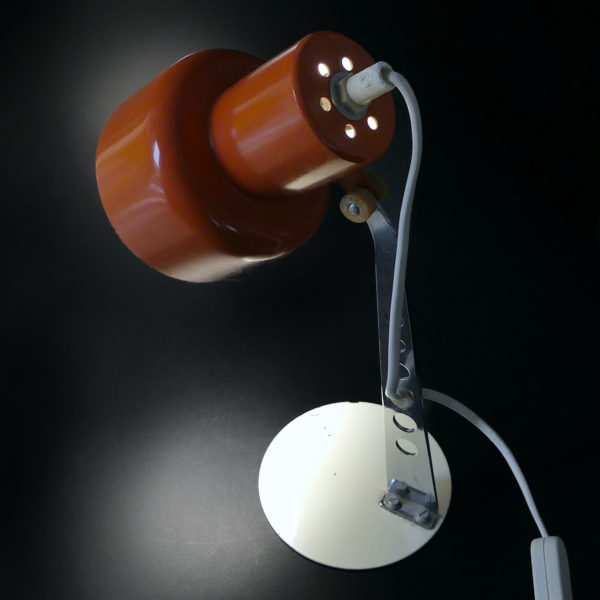 Lampe Space Age Szarvasi orange et acier chromé des années 70 (allumée dos 3/4)