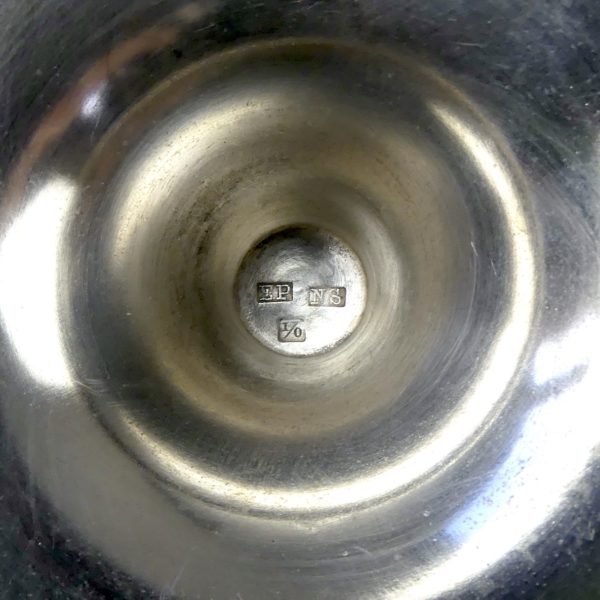 Ciboire anglais des années 20/30 en nickel plaqué argent Objet liturgique catholique (détail)