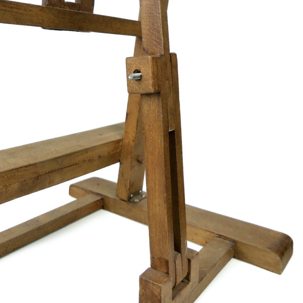 Chevalet de peintre pliant ancien en bois (détail)