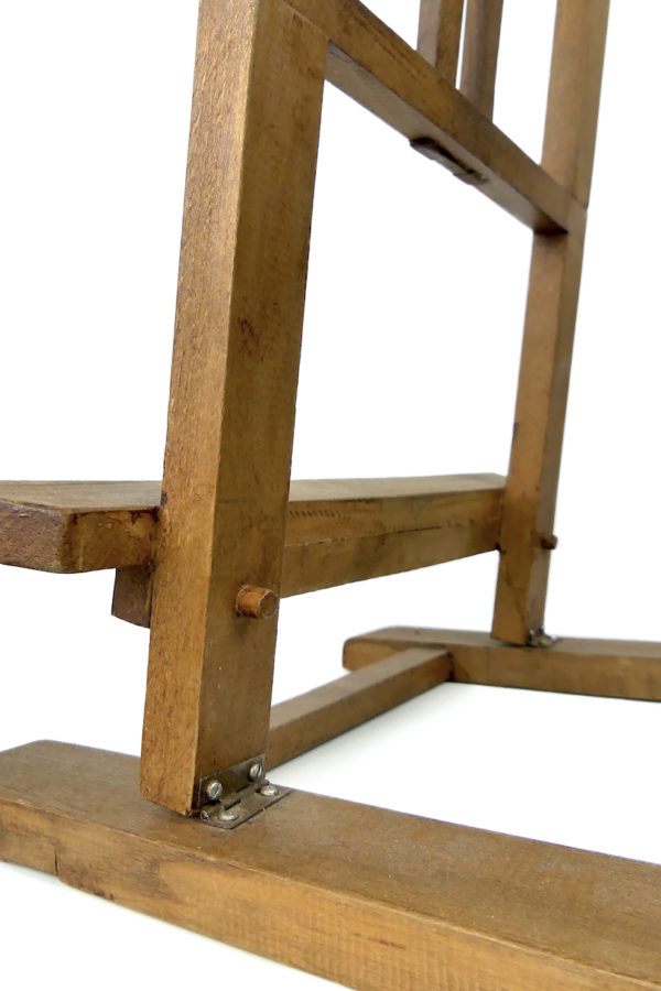 Chevalet de peintre pliant ancien en bois (détail)