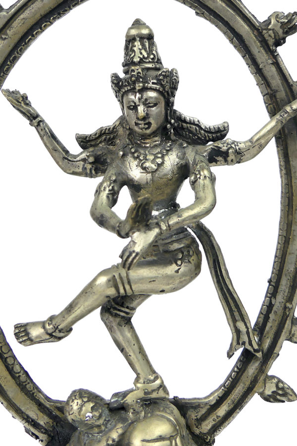 Statuette Shiva Nataraja dansant en métal argenté Idole religieuse hindoue (détail)