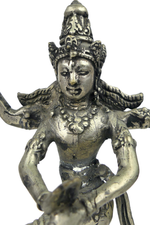 Statuette Shiva Nataraja dansant en métal argenté Idole religieuse hindoue (détail)