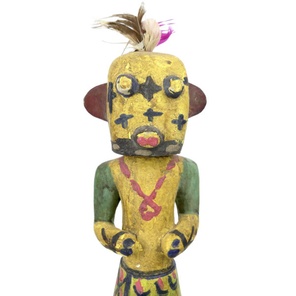 Poupée Kachina jaune aux petites oreilles plates en bois sculpté Culture Hopi (face)